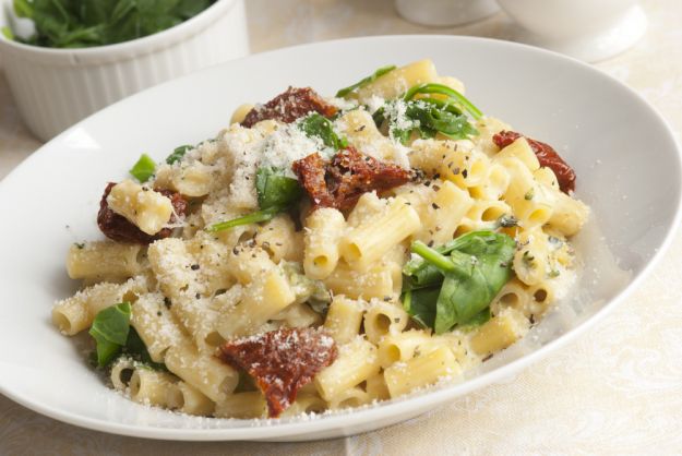 Insalata di pasta fredda con pomodori secchi