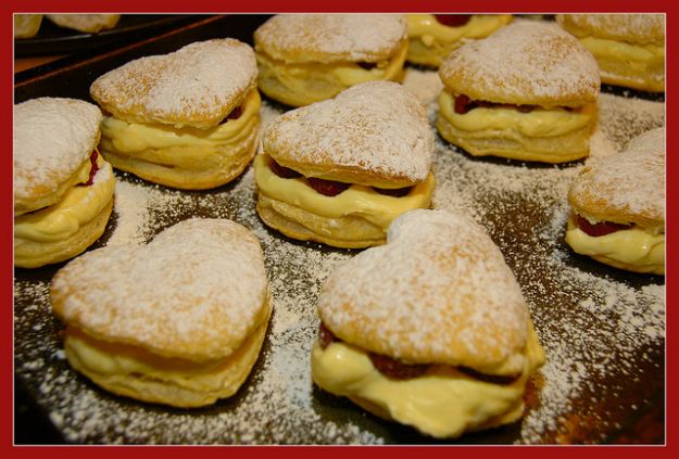 pasticcini di pasta sfoglia con crema e fragole per san valentino