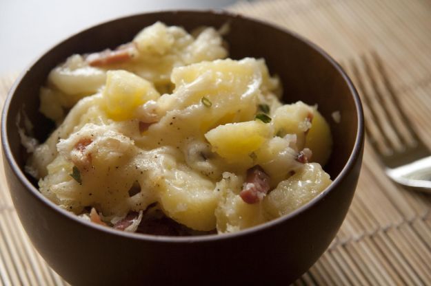 Patate con speck e formaggio filante