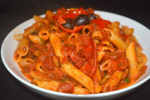 penne con olive nere e pomodori