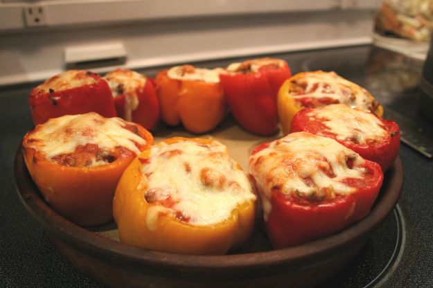 peperoni ripieni con uova e formaggio filante