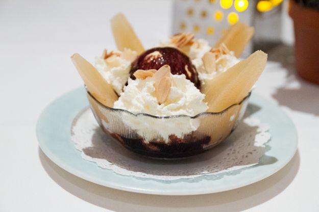 pere con panna e gelato al cioccolato