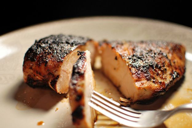 Petto di pollo al miele con le fette di limone al forno