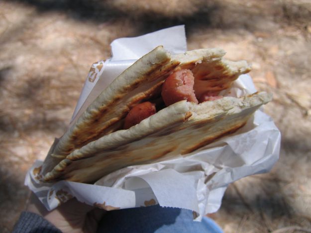 Piadina farcita con wurstel e melanzane
