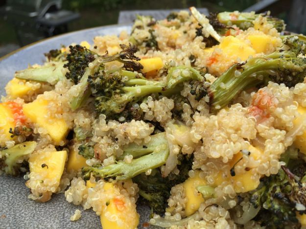 quinoa con i broccoli e mango