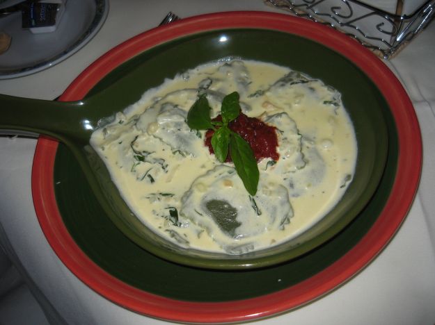 Ravioli di pesce con salsa di panna e zucchine