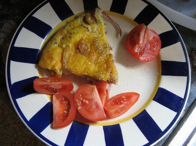 Frittata con wurstel e formaggio