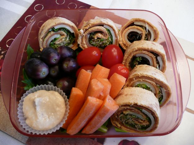 rollé con prosciutto crescenza e pepe rosa