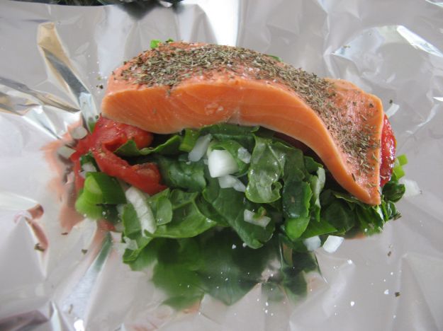 Salmone al cartoccio con verdure alla julienne