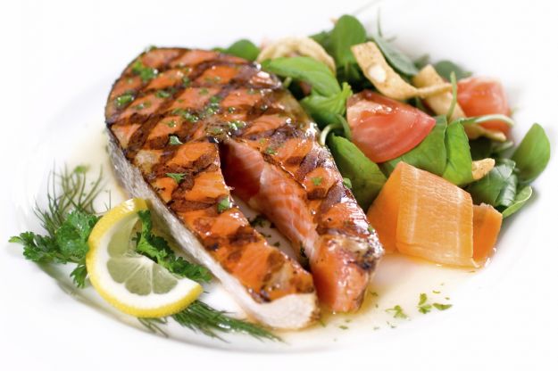 Salmone alla griglia con burro di acciughe e capperi