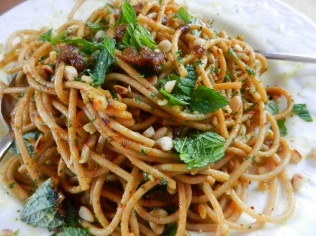 Spaghetti con crema di zucchine, guanciale e menta