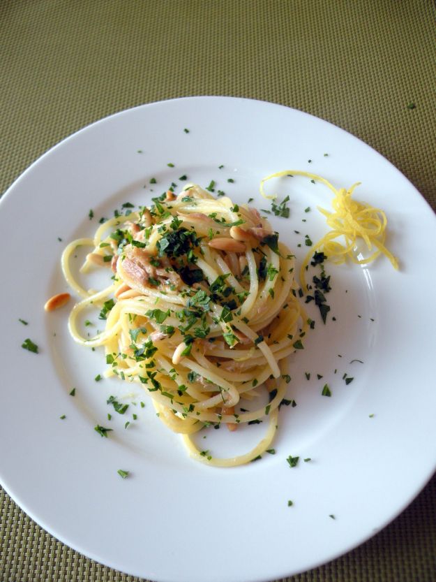spaghetti con tonno pinoli e limone