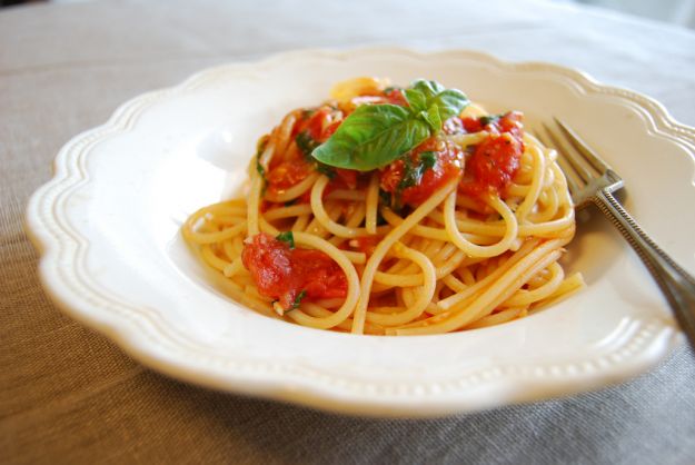 spaghetti pomodoro e pinoli