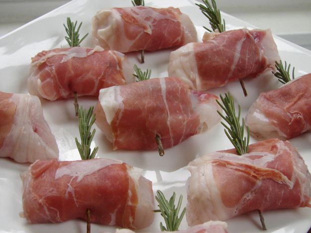 Spiedini di coda di rospo con salsa di pomodoro e riso