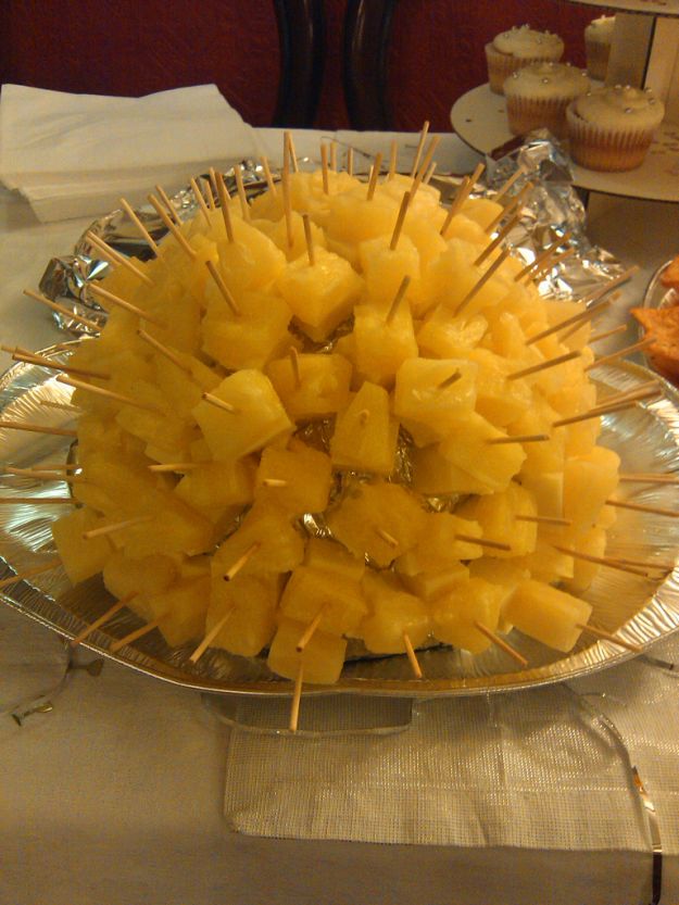 Spiedini di formaggio e ananas