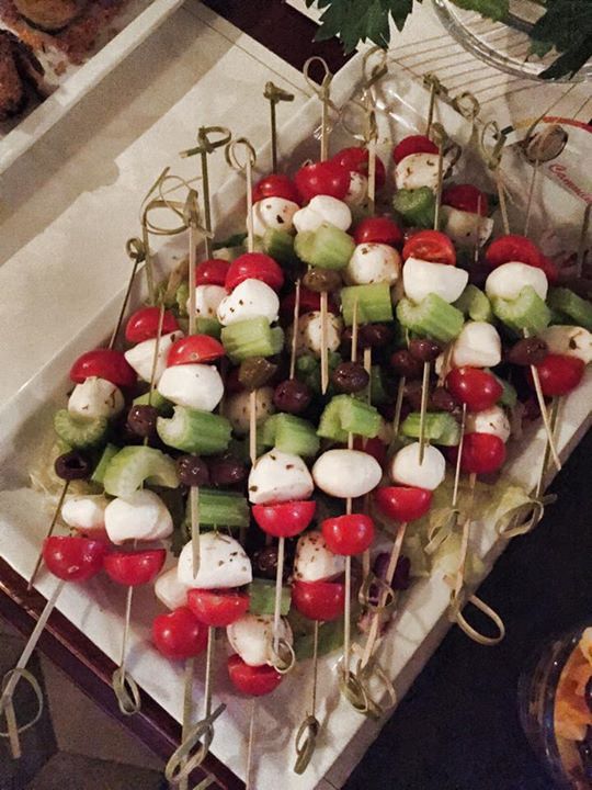 Spiedini di mozzarella, pomodori e olive
