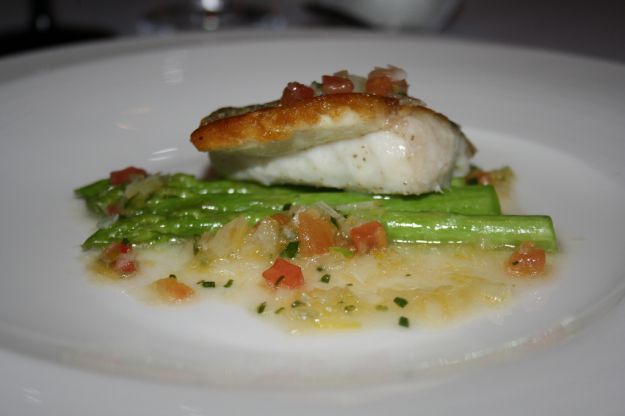Spigola con salsa di asparagi