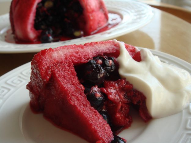 Budino di pane e frutti di bosco