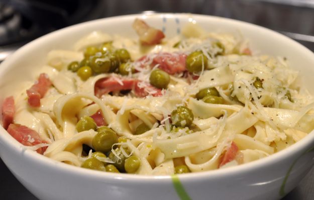 tagliatelle alla panna prosciutto piselli