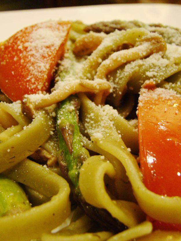 Tagliatelle con pomodoro e asparagi