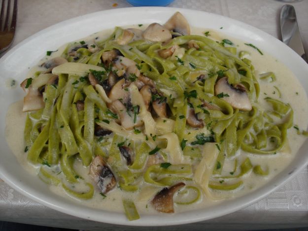 Tagliatelle paglia e fieno con il pesce