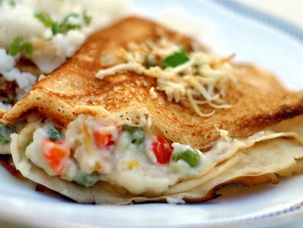 uova nelle crepes con piselli e fontina