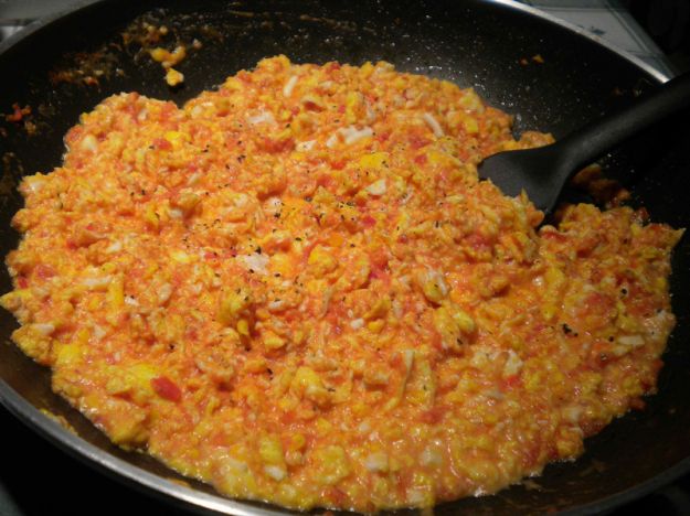 Uova strapazzate con peperoni e mais