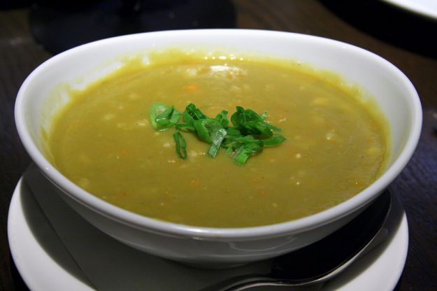 Zuppa con piselli e carote