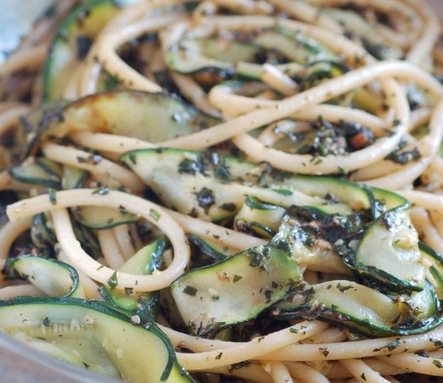 spaghetti acciughe e zucchine