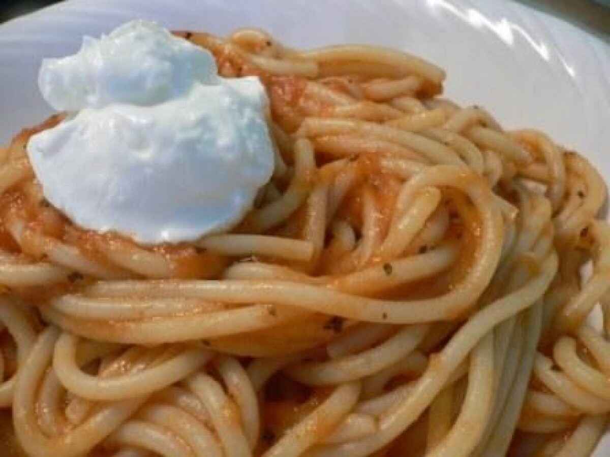 Spaghetti con pomodoro, zafferano e cioccolato