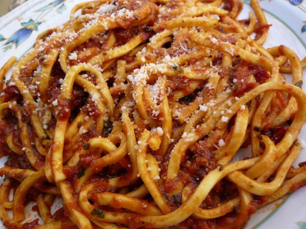 Spaghetti alla chitarra all’uovo con ricotta, salsiccia e zafferano