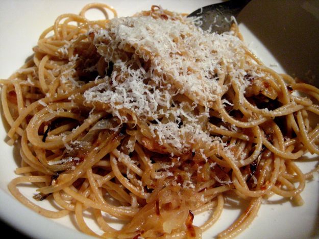 spaghetti con cipolla rossa