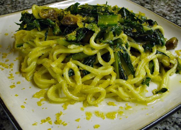 spaghetti con puntarelle, acciughe e briciole