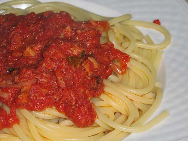 spaghetti con tonno e mandorle