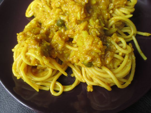 spaghetti con uova e capperi