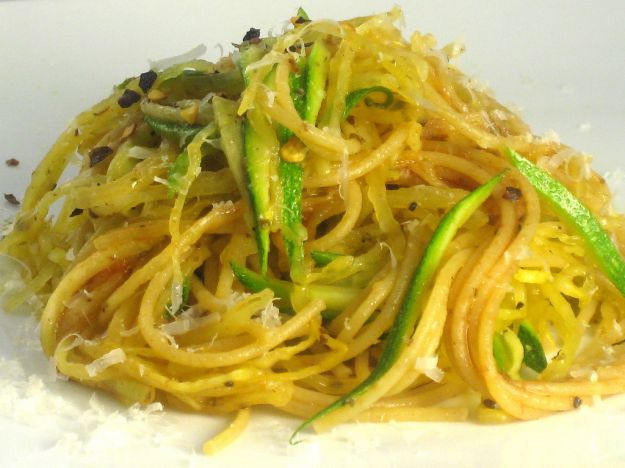 spaghetti con zucchine al profumo di limone