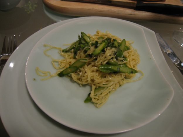 spaghetti con zucchine e asparagi