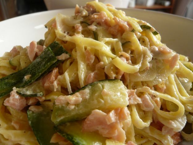 Salmon, zucchini and goat cheese pasta