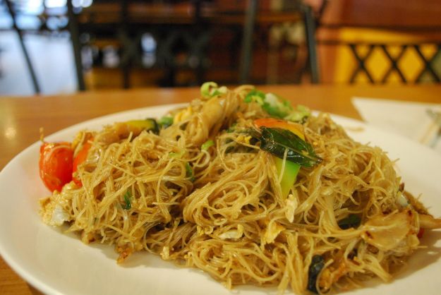 Tagliatelle di riso con gamberi e verdure