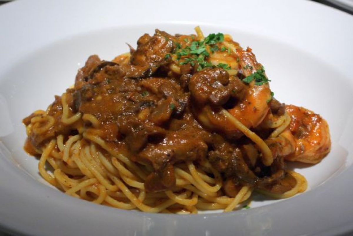 Spaghetti con gamberetti, funghi e broccoli