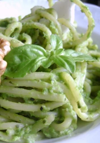 Spaghetti con seppie e pesto di piselli e noci