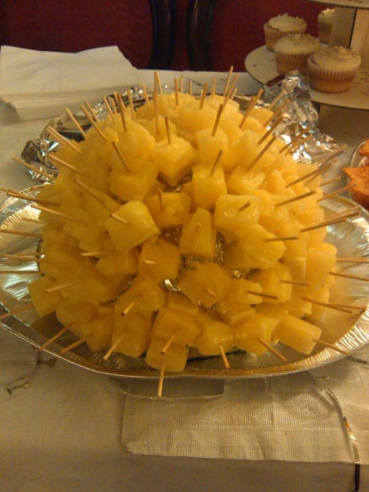 Spiedini di formaggio e ananas