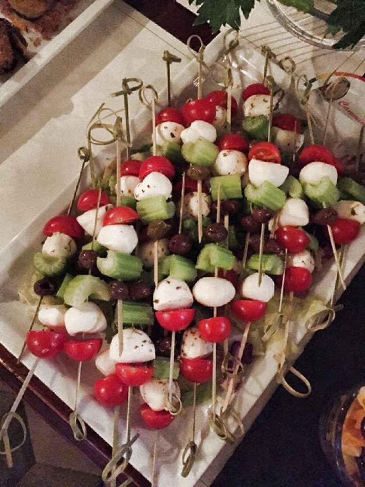 Spiedini di mozzarella, pomodori e olive