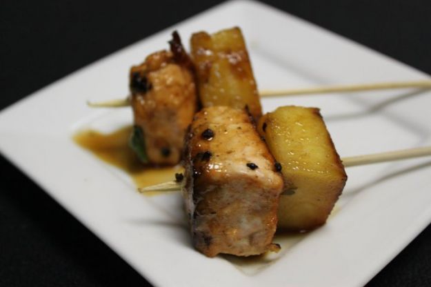 spiedini di salmone e ananas