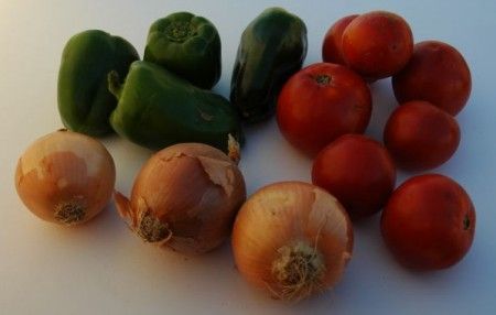 Tacchino tricolore con peperoni, pomodori e cipolle