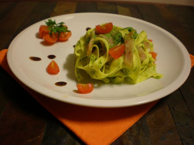 tagliatelle con pesce spada e pesto