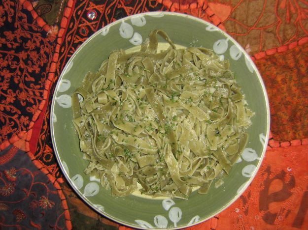 tagliatelle con pistacchi e pesto di erbe aromatiche