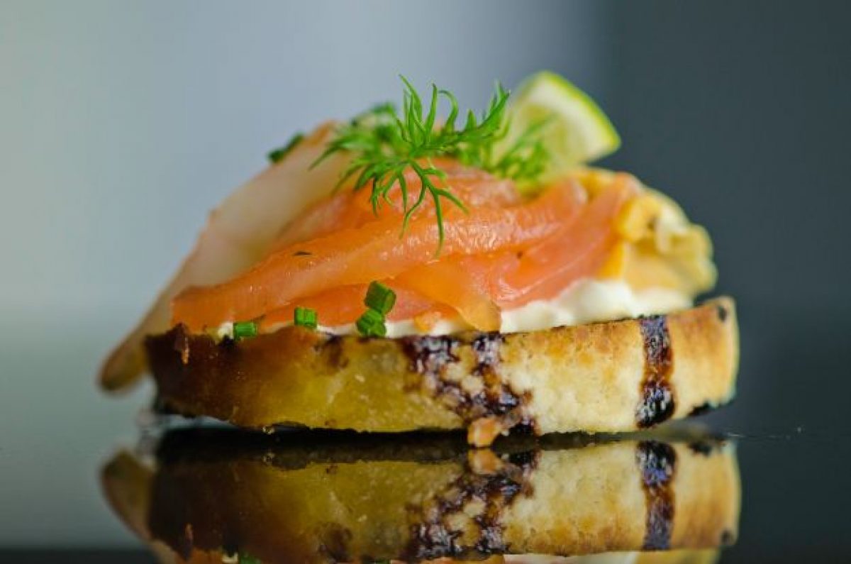 Tartine con salmone, olive verdi e aneto