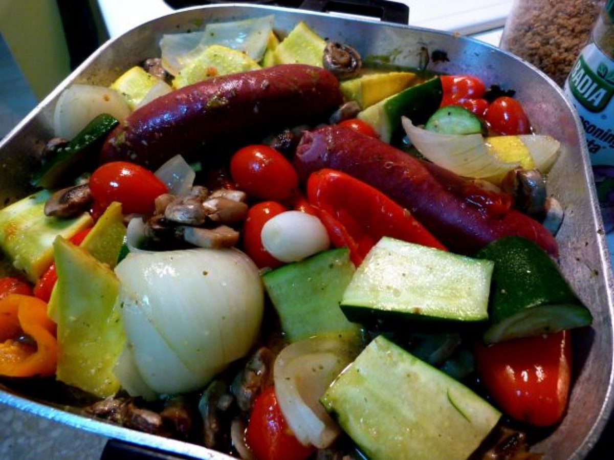 Teglia di verdure estive e salsiccia