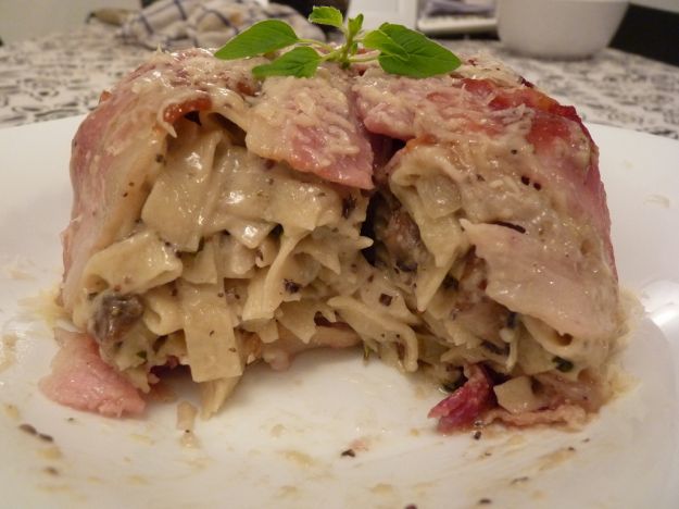 timballo di tagliatelle con funghi e prosciutto